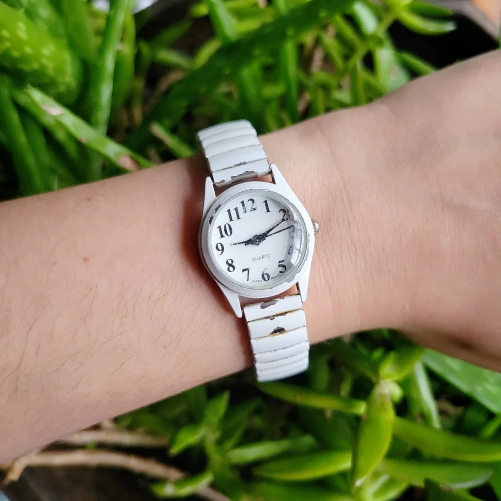 Vintage White Quartz Stretch Watch - Picture 3 of 8